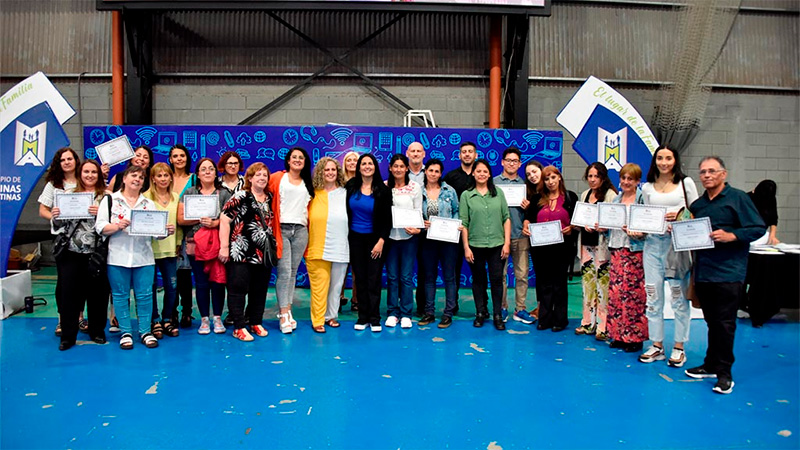 Los egresados del Centro de Estudios de Malvinas Argentinas recibieron su diploma