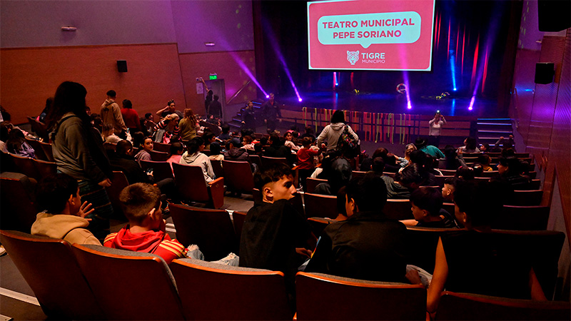 Niños y niñas de organizaciones e instituciones sociales de Tigre disfrutaron de un espectáculo infantil en el Teatro Municipal Pepe Soriano